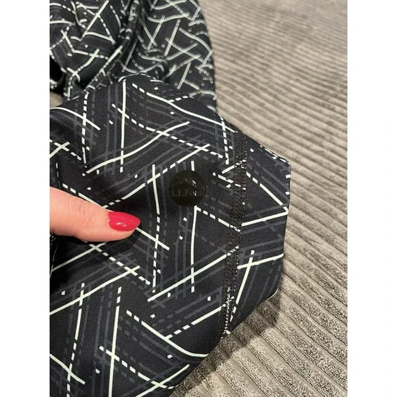 LL Bean Women’s XSmall Capri Leggings Geo Print Yoga EUC - Picture 7 of 7